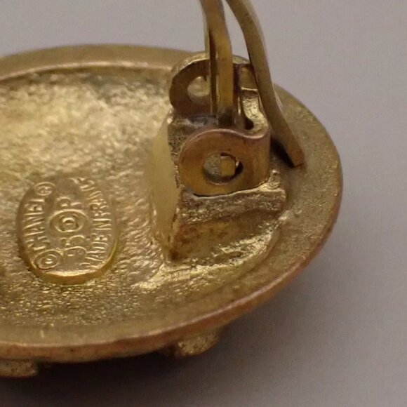 CHANEL CC Logo Round Button Earrings 95P Clip-On Gold GHW France Vintage 32RK782 - Picture 5 of 8